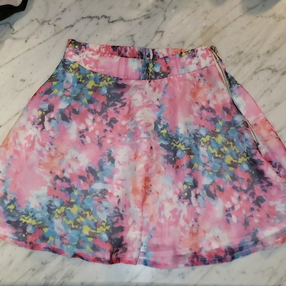 Silky mini skirt size S worn once from LF - Picture 4 of 5